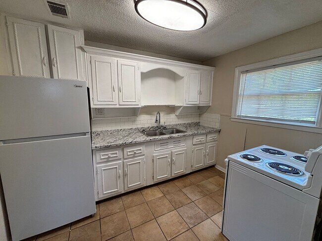 Building Photo - Lovely 4 Bedroom 1 Bath Home!