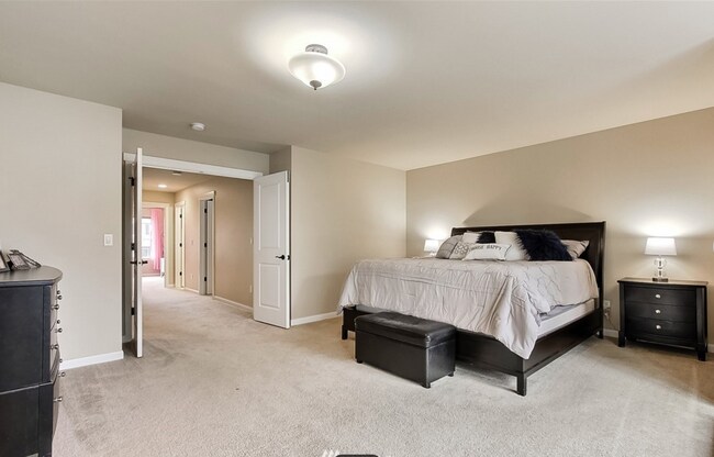 Master bed - 3935 Highlands Blvd