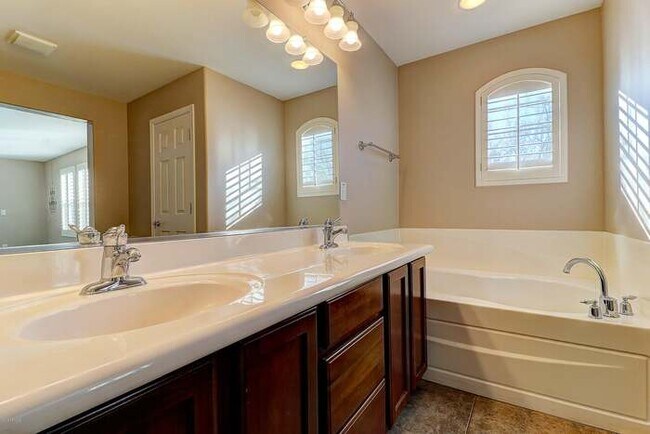 Building Photo - Beautiful 3 bedroom