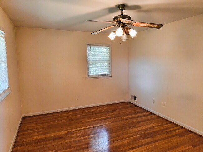 Building Photo - Centrally Located McLean Home with Ample S...