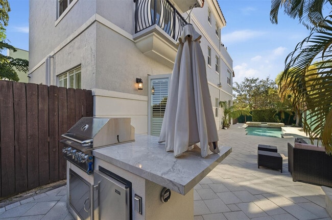 Building Photo - 2515 NE 18th St