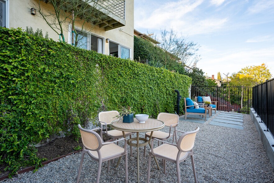 Building Photo - 1742 Redesdale Ave