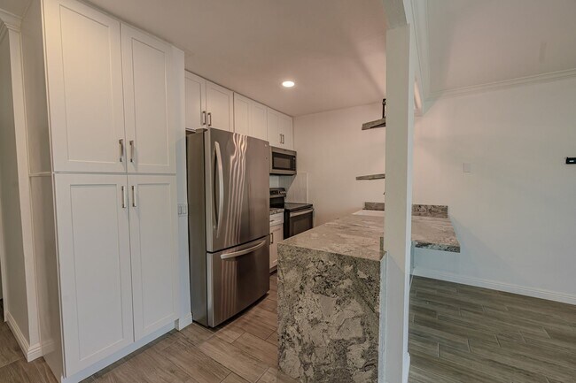 Building Photo - Beautifully Remodeled 1 BD, 1 Mile to beach
