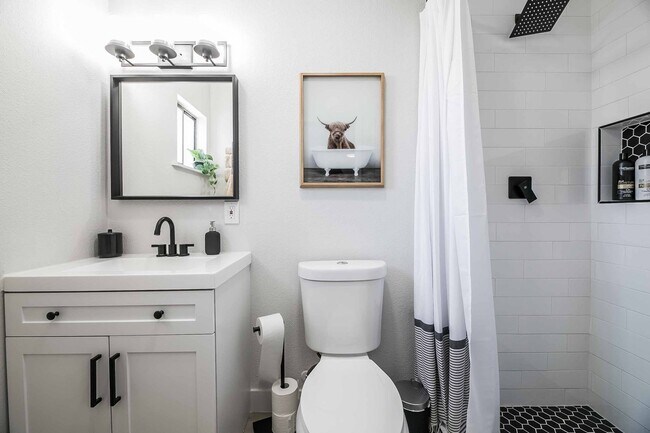 Building Photo - AMERICANA Property Mgmt - Fully furnished ...