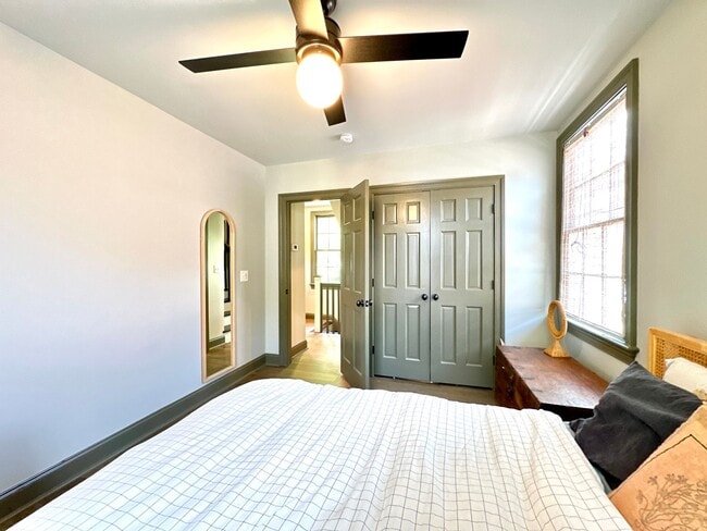 Building Photo - 3 Bedroom 2.5 Bath House in the hip Elliot...