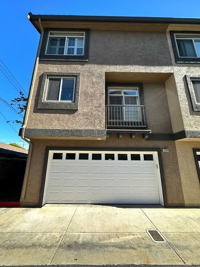 Building Photo - Gated Hayward Townhome with 2-Car Garage & Private Patio