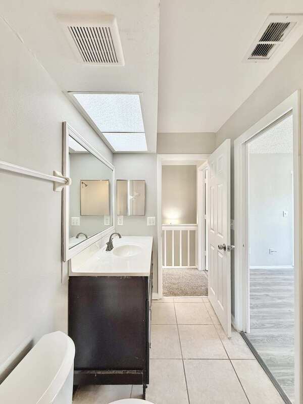 Building Photo - 2820 S Pines Dr