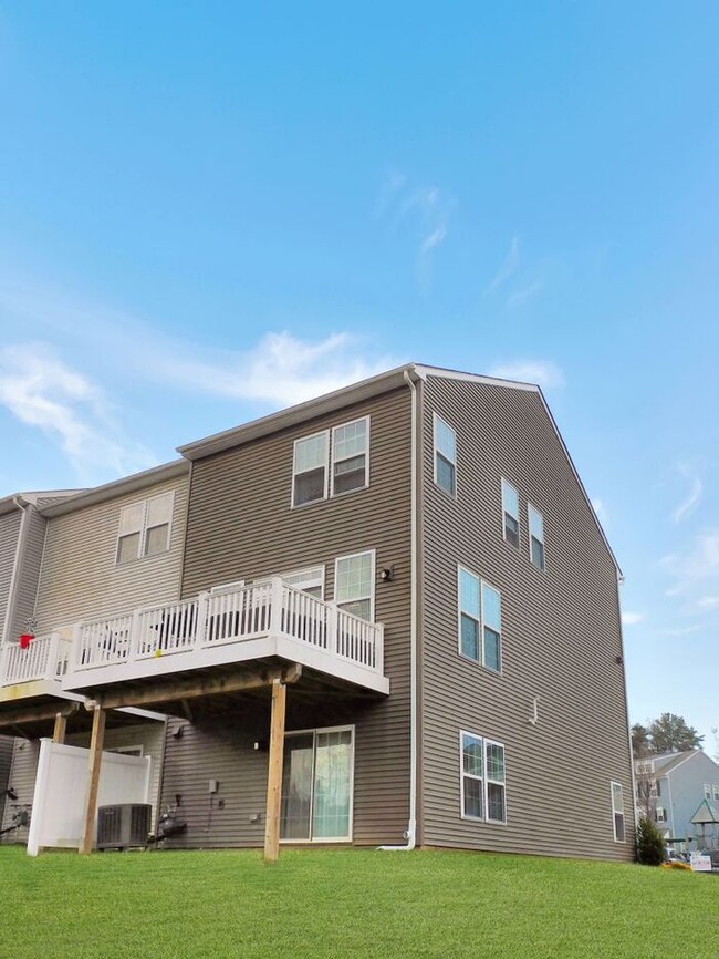 Building Photo - End-unit Wildewood Townhome