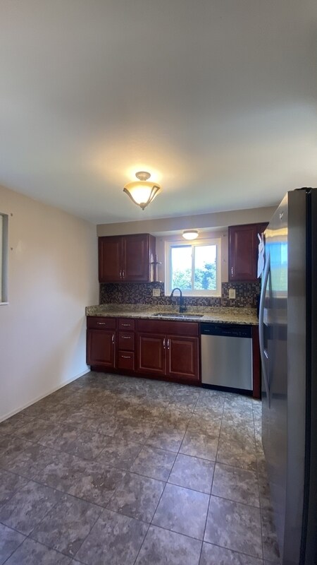 Building Photo - 121 Lois Dr