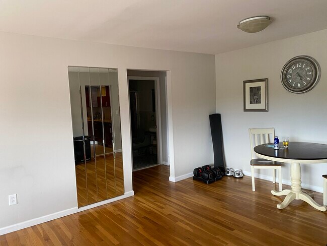 Building Photo - 364 Hoover Ave