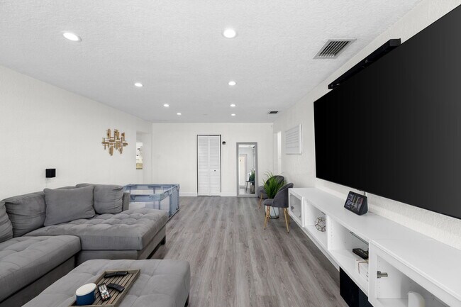 Building Photo - 7021 SW 10th Ct