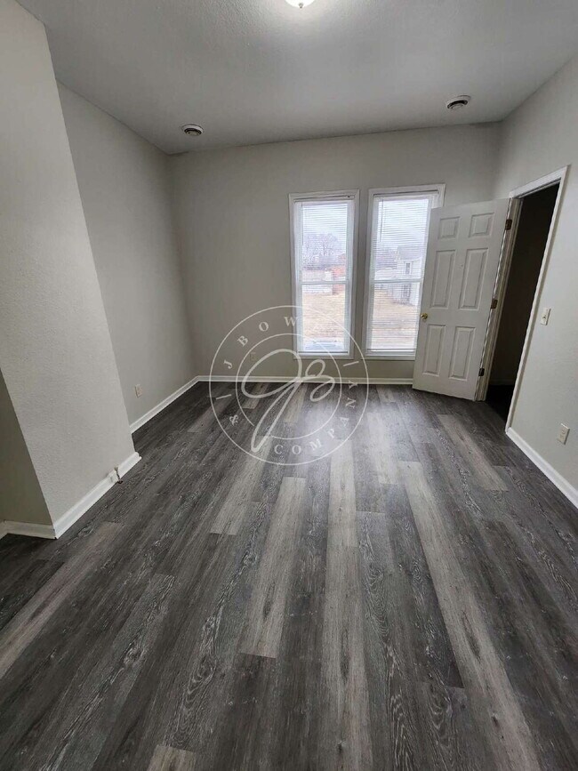Building Photo - 2 bed upper unit! Private Entrances! Fully updated!
