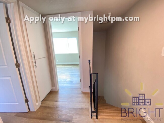 Building Photo - Recently Renovated 2 Bedroom 1 Bath, Two-Level Apartment-Great Midtown location!