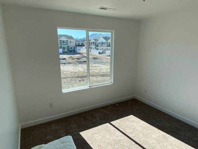 Building Photo - 557 Winding River Ave