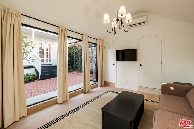 Building Photo - 866 N Doheny Dr