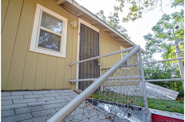 Building Photo - 526 Cooper St