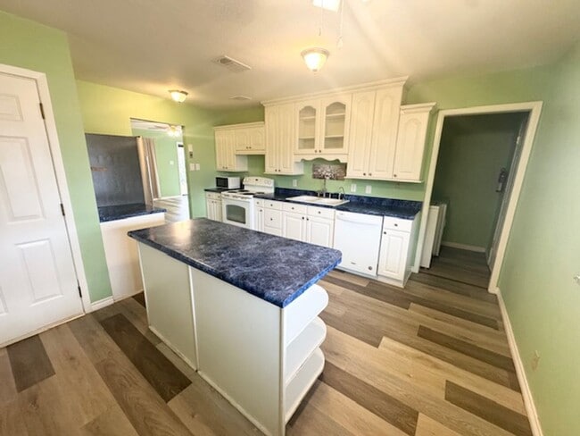 Building Photo - Cozy 3/1.5 Ready To Rent ASAP