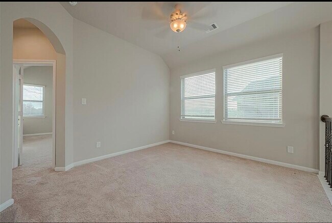 Building Photo - 8700 Laurel Crest Dr