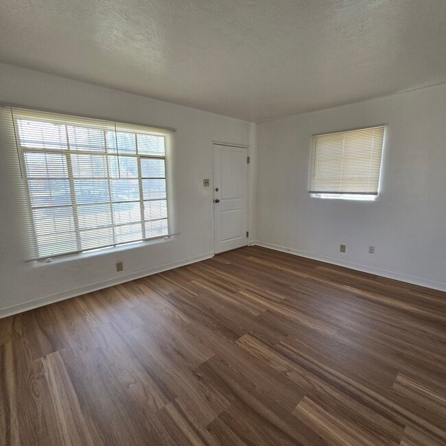 Building Photo - 335 Monroe St NE