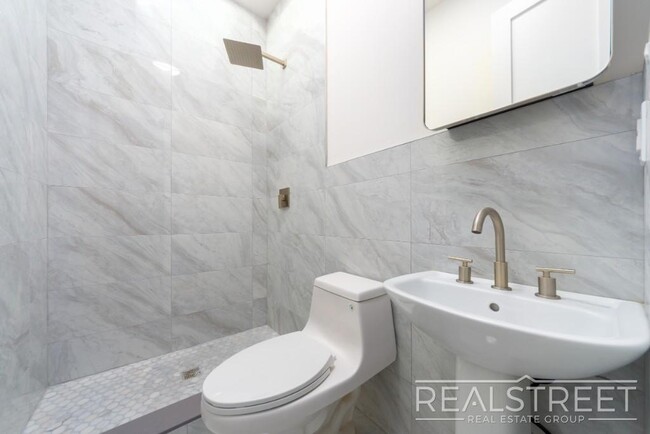 Building Photo - Brand New 3 Bed 2.5 Bath Duplex with Backy...