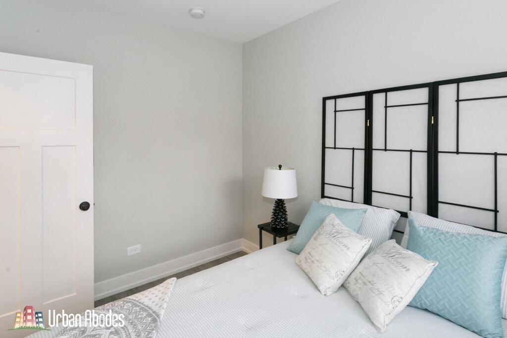 Building Photo - 703 W Brompton Ave