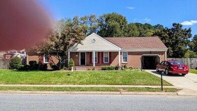 Building Photo - 729 Willow Oak Dr