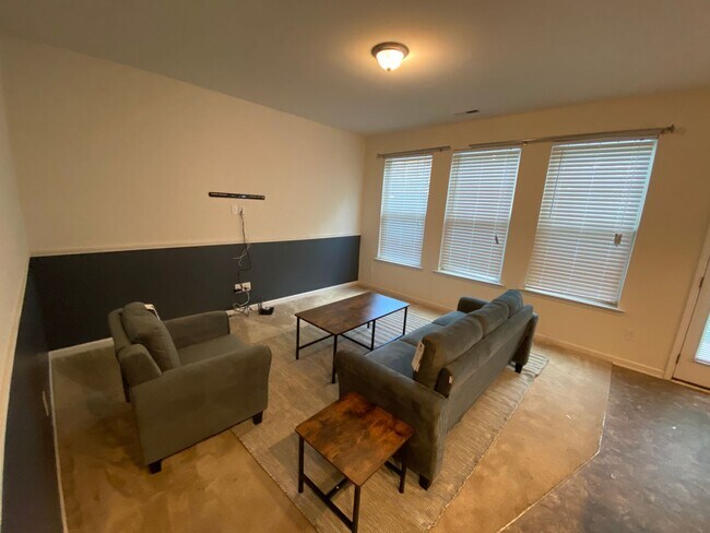 Building Photo - Room in 4 Bedroom Home at Bluegrove Rd