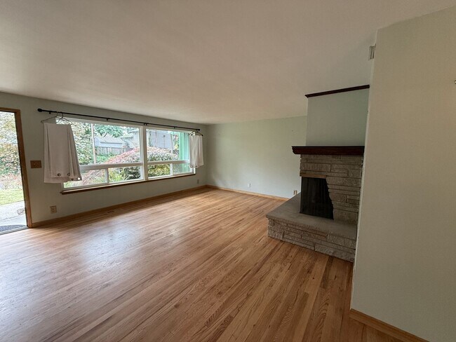 Building Photo - Extremely Spacious 3 bedroom Home Located in Edmonds