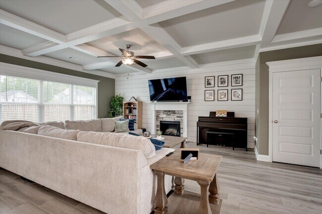 Building Photo - 707 Navan Ln