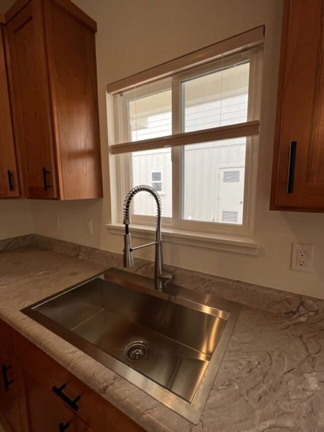 Building Photo - NEWER 3/2 Construction in Eureka! Beautifu...