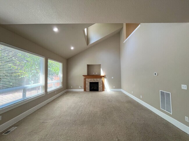 Building Photo - Bright & Airy Home with Granite Kitchen, V...