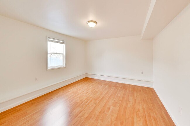 Building Photo - Bright Corner Home with Family Room, Yard & Laundry in Prime Sunset Location!