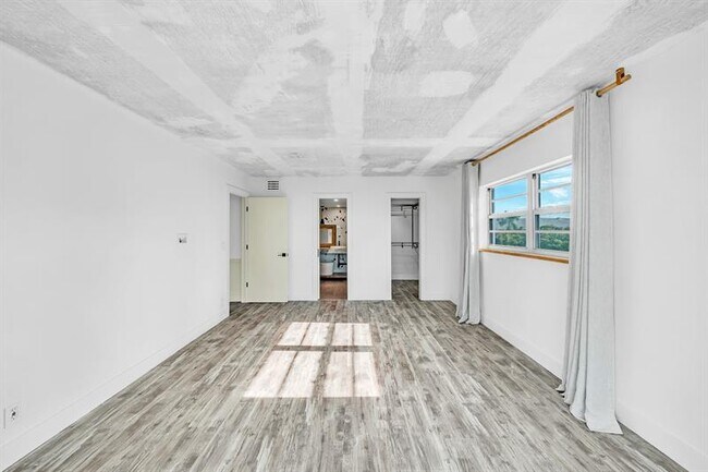 Building Photo - 3051 NE 48th St