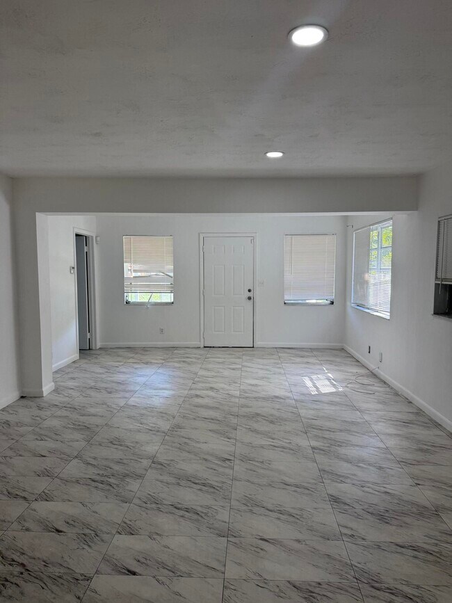 Building Photo - 6315 SW 32nd St