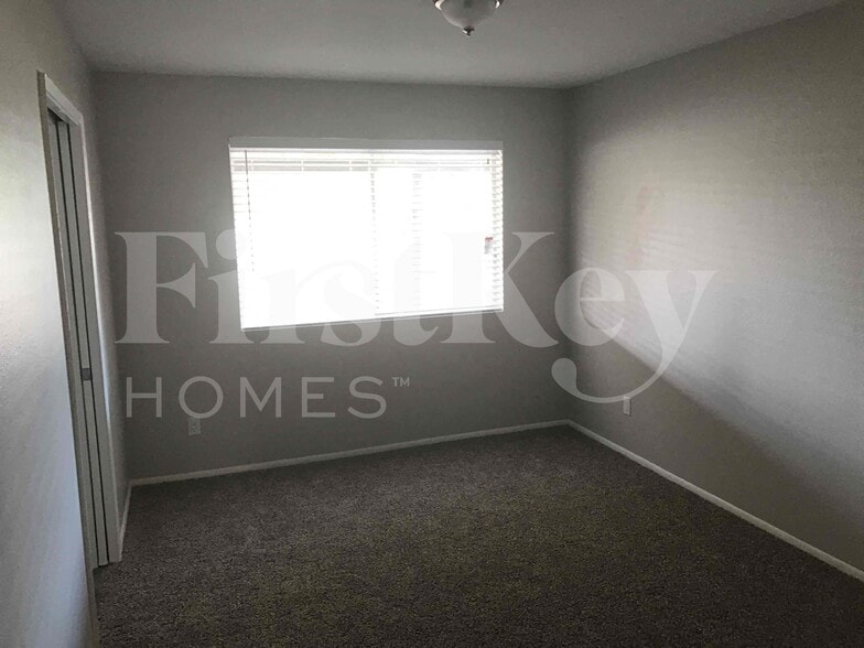 Building Photo - 4809 W Laurel Ln