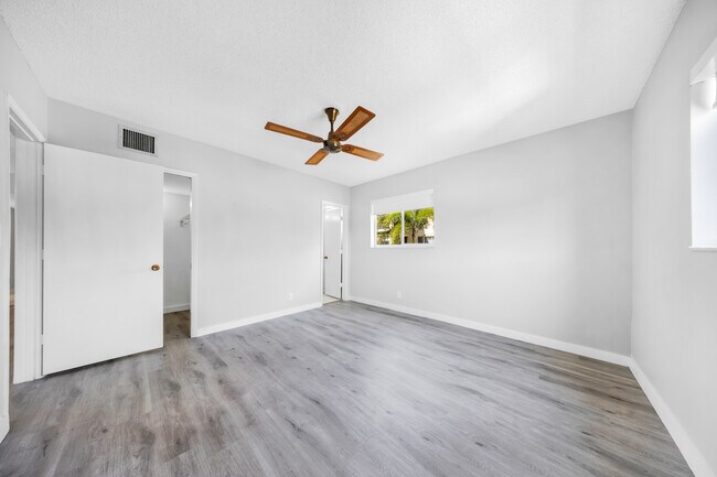 Building Photo - 257 S Cypress Rd
