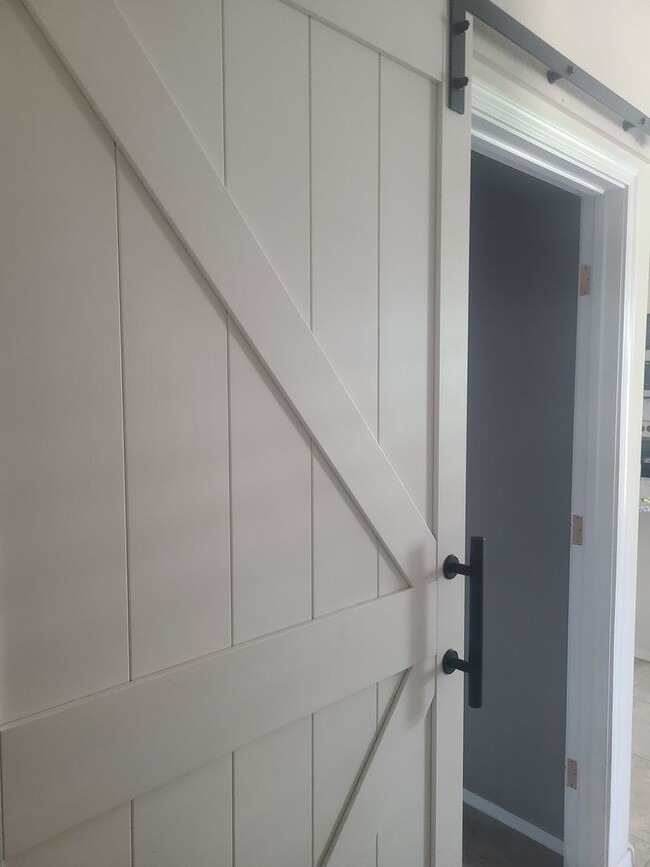 Building Photo - 3 Bedroom, 2 Bath Home Available 08/01/25!!