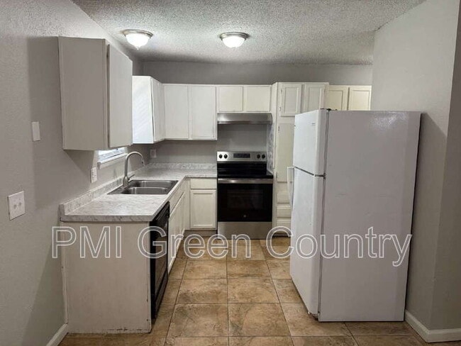 Building Photo - 12429 E 11th Ct