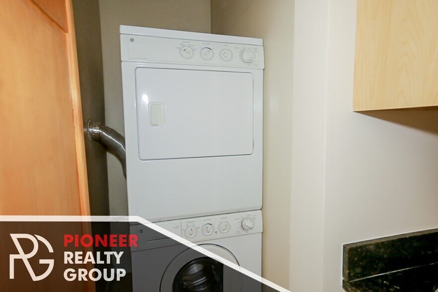 Washer/Dryer In-unit - 1946 W Leland Ave