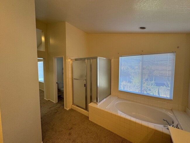 Building Photo - 4 bed 3 full bath house with 3 car garage in Corona for lease