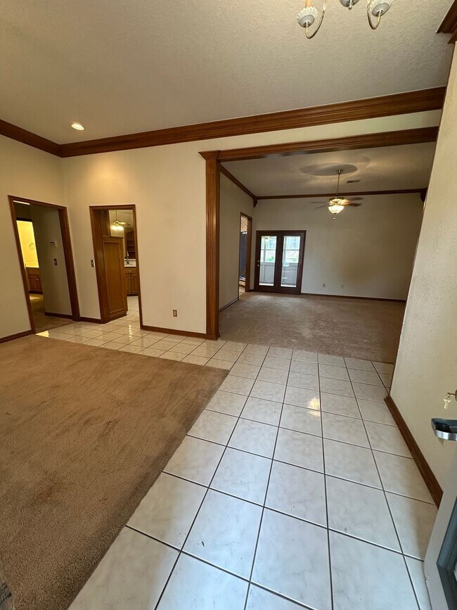 Building Photo - 4 Bed, 2.5 Bath Brick home with 2 car garage