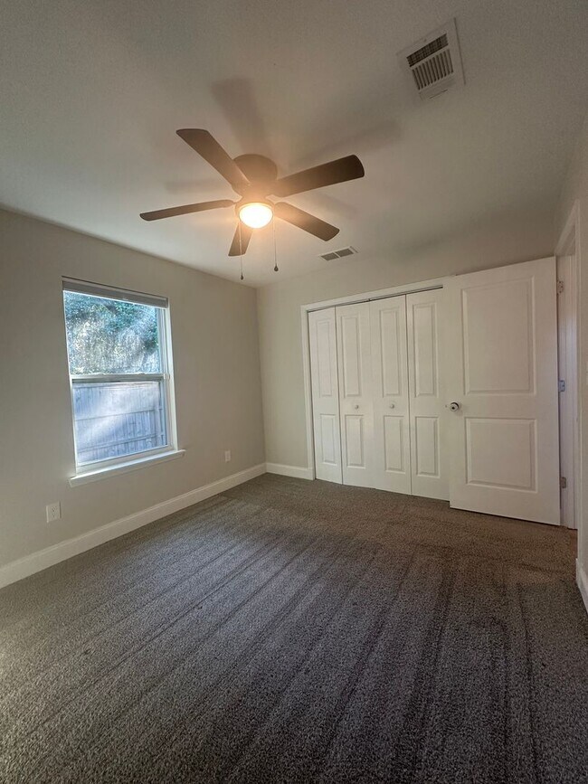 Building Photo - 3 Bedroom with extra Office Space AVAILABL...