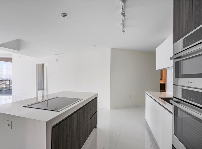 Building Photo - 851 NE 1st Ave