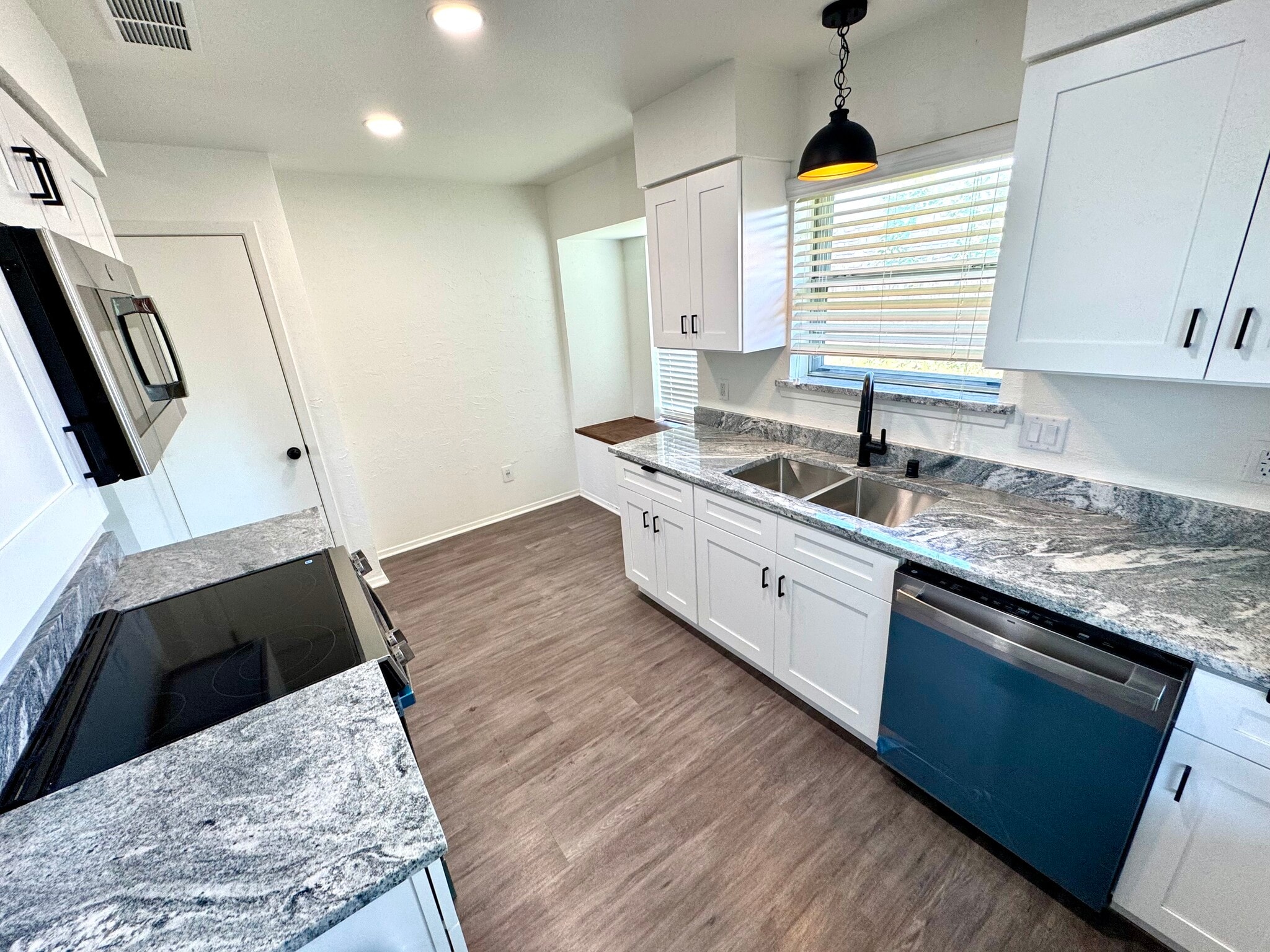 Building Photo - 9842 Camfield Ave