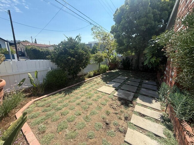 Building Photo - Spacious Silver Lake Charmer 2-bedroom, 1-...