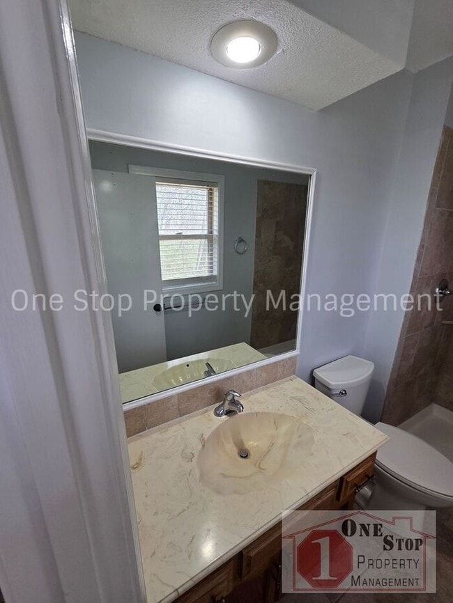 Building Photo - 3 bedroom 2.5 bathroom home in Parkville, MO!