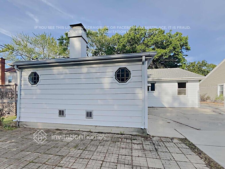 Building Photo - 9219 S 51st Ave