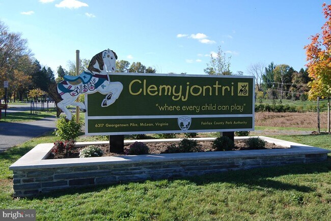 Building Photo - 1952 Kennedy Dr