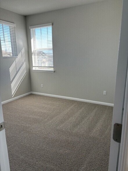 Building Photo - 1020 Vista View Dr