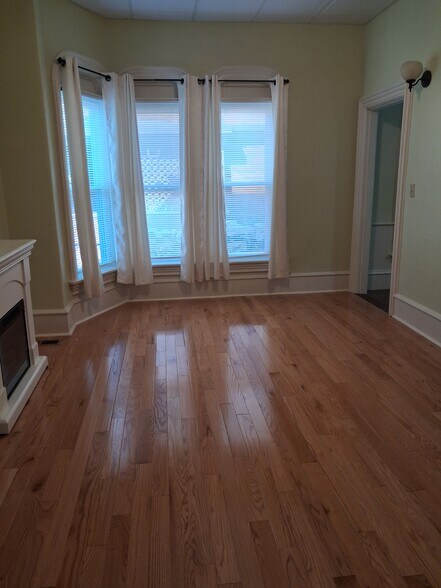 Building Photo - 33 Kinsley St